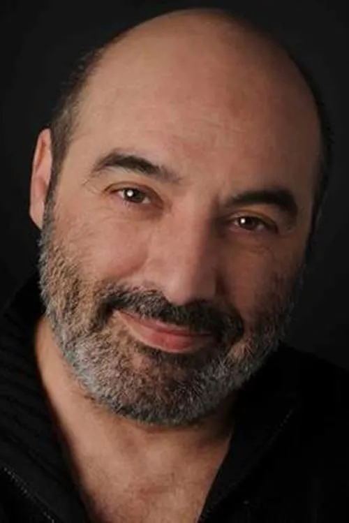 Marc Andréoni interpretando a Léo