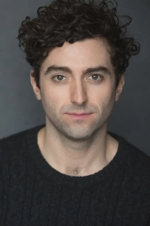 Marc Antolin interpretando a Jean-René