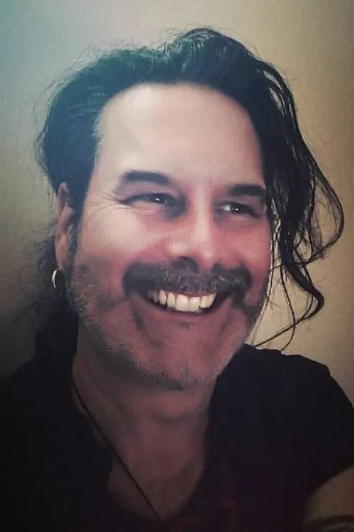 Marc Arseno interpretando a Animateur Radio (voice)