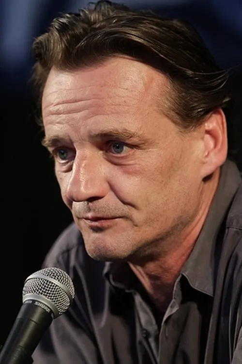 Marc Barbé interpretando a Richard