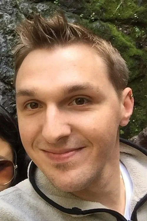 Marc Litman interpretando a Perry