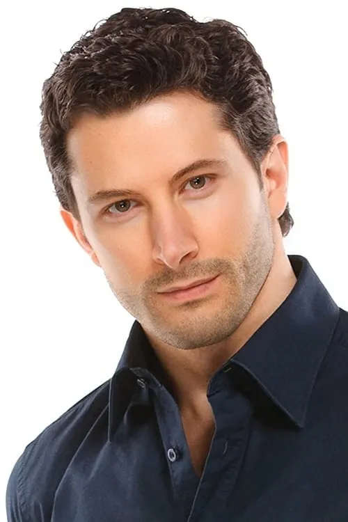 Marc Trottier interpretando a Trevor