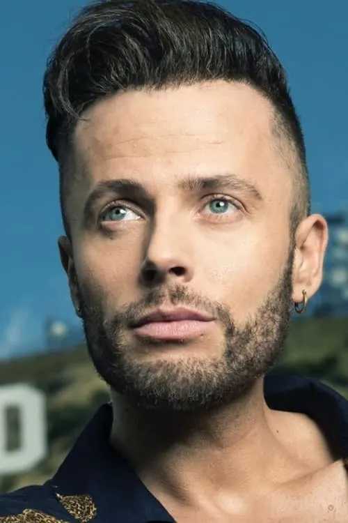 Marcel Walz interpretando a Dave