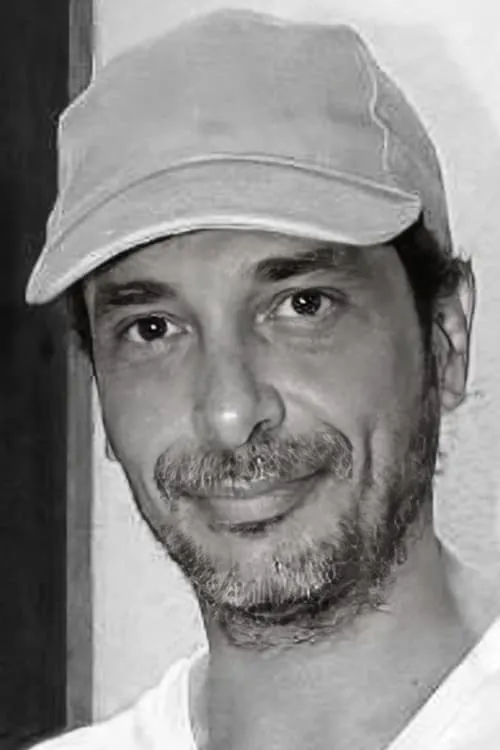 Marcelo Cosentino interpretando a