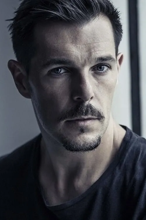 Marco Brinzi interpretando a Spia italiana