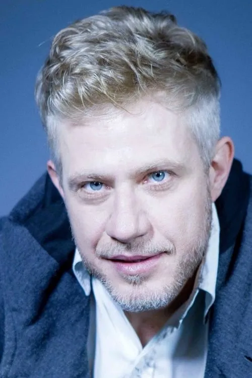 Marcos Suchara interpretando a Roberto