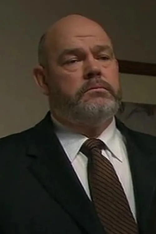 Marcus Eyre interpretando a Officer 'Fatz' Bingham