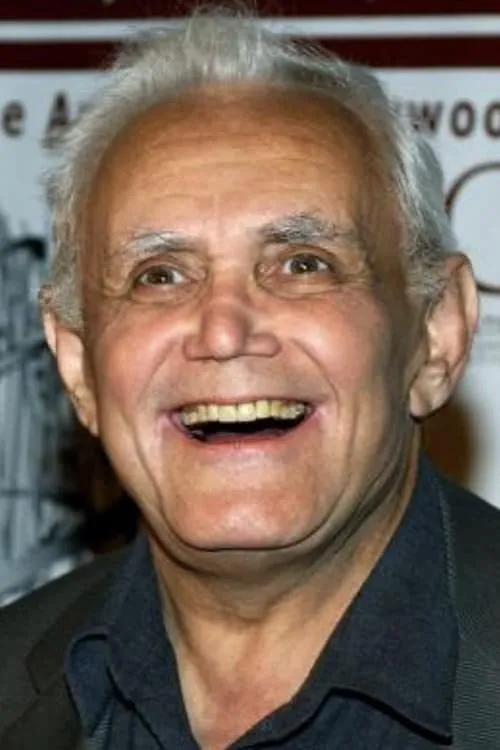 Mardik Martin interpretando a Self