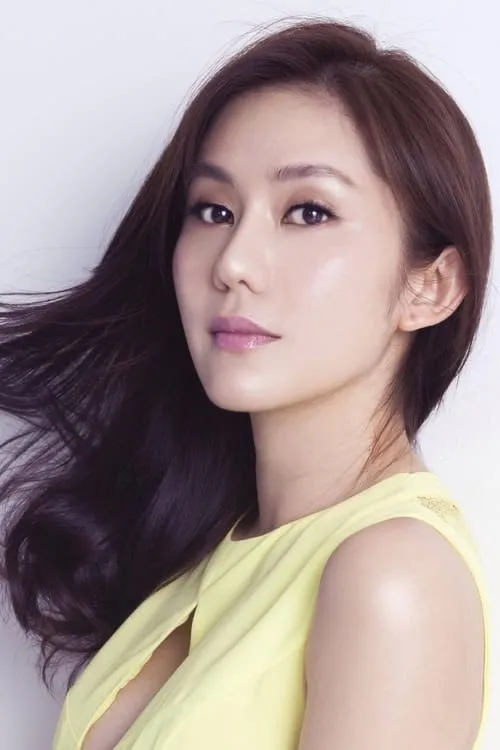 Margaret Wang interpretando a Lily