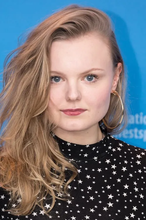 Maria Dragus interpretando a Astrid