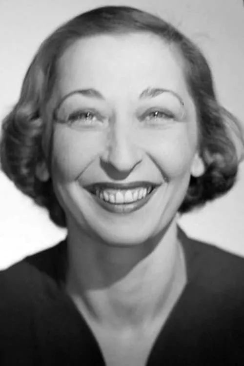 Maria Meriko interpretando a Ms. Villeneuve