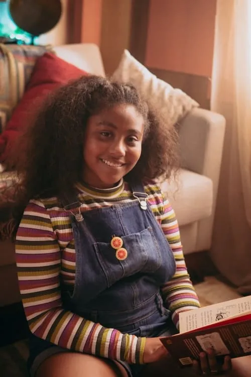 Mariana Lopes interpretando a Alana