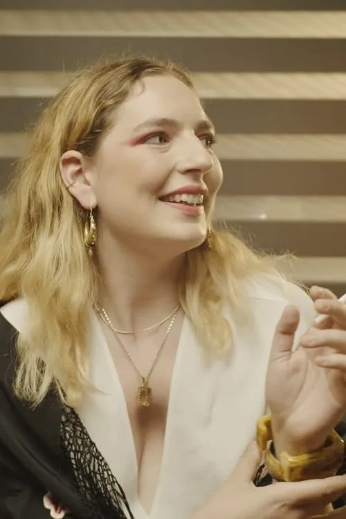 Marie Aboubadra interpretando a Pauline