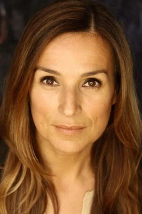 Marie Parouty interpretando a L'escort girl