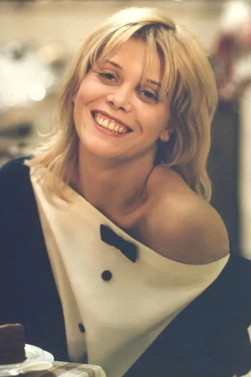 Marietta Méhes interpretando a Mari