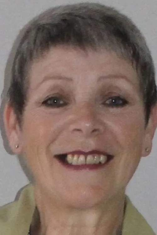 Marilyn May James interpretando a Boxing Ring Spectator