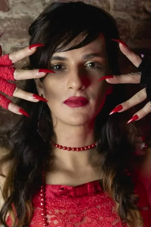 Marina Mathey interpretando a Amiga de Isabel 3