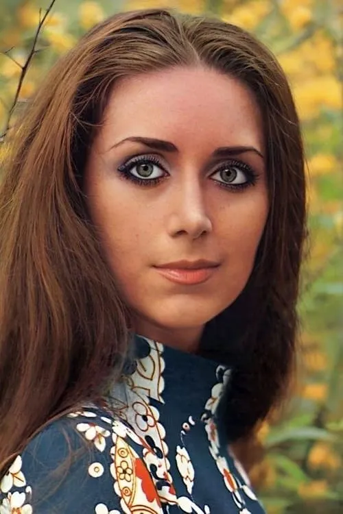 Marina Morgan interpretando a Julie