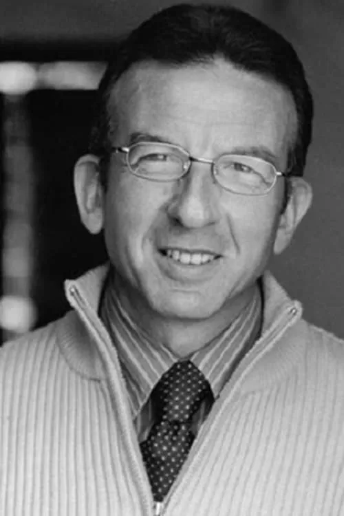 Mario Patanè interpretando a assistente zu Alfiu