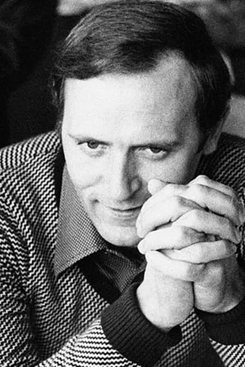 Mario Piave interpretando a Grandi's Assistant