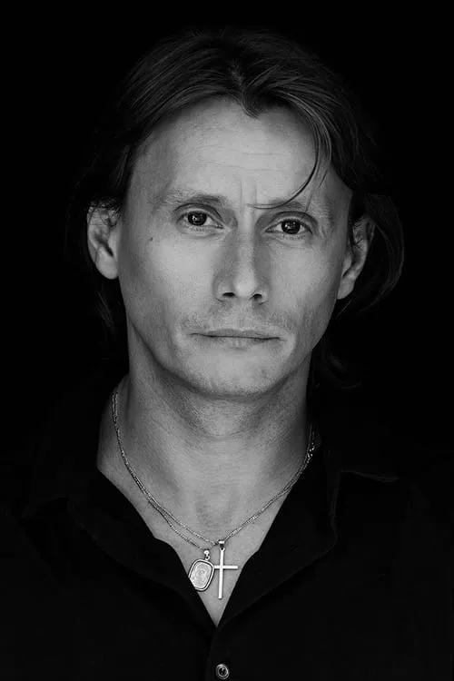 Marius Manole interpretando a Marius