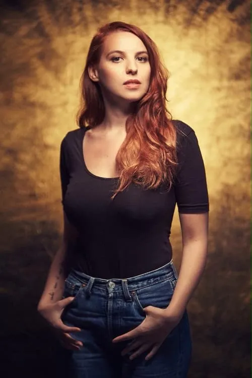 Marjorie Le Noan interpretando a Collègue d'Arthur