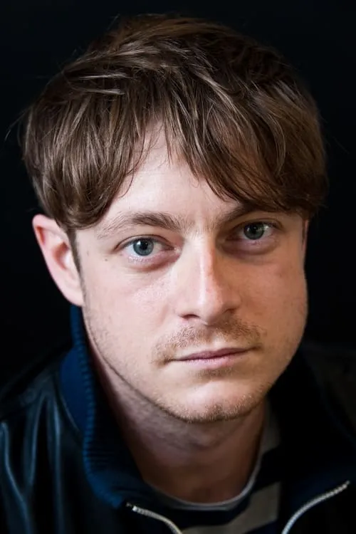 Mark Bradshaw interpretando a