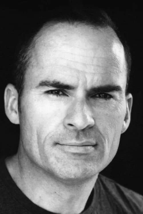 Mark Derwin interpretando a Shane Adler