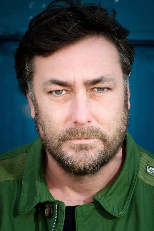 Mark Forester Evans interpretando a Frank