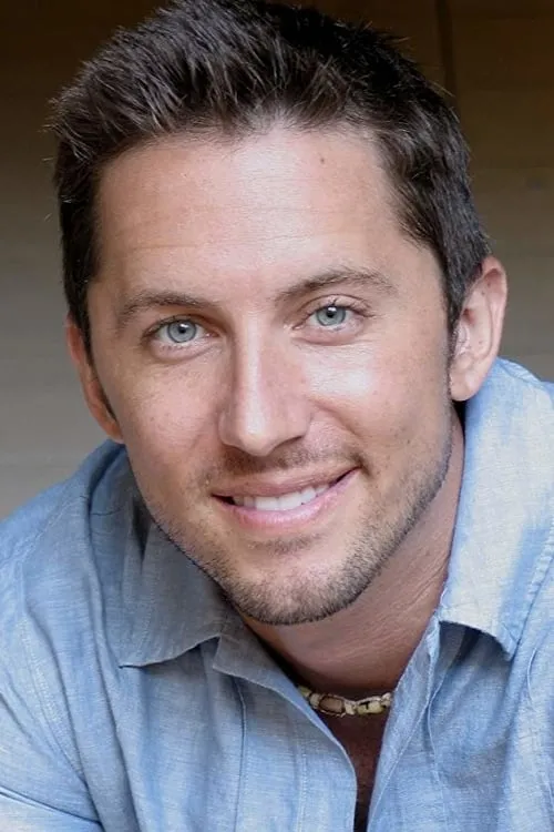 Mark Hefti interpretando a Greg Jerdon