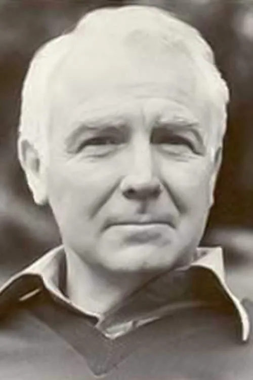 Mark Kingston interpretando a Bernard Collins