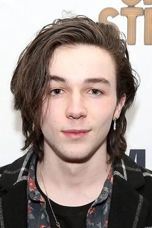 Mark McKenna interpretando a Alice Cooper