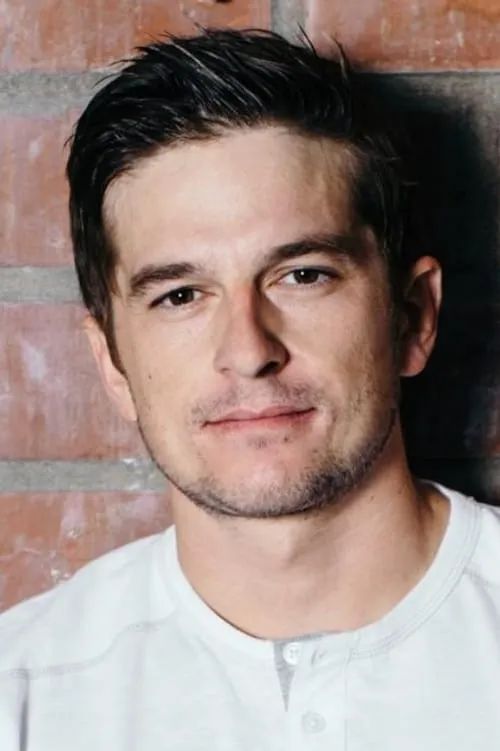 Mark Miscione interpretando a Security Guard