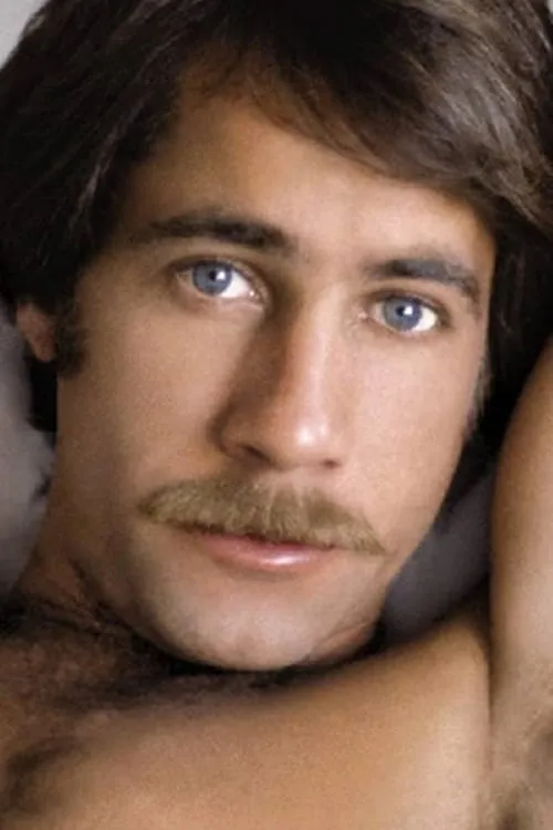 Mark Perry interpretando a (segment