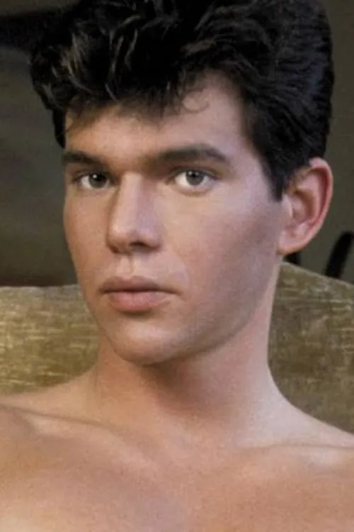 Mark Reardon interpretando a