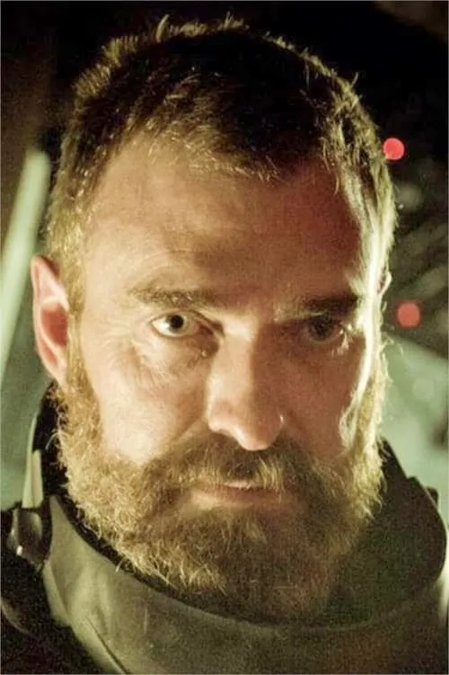 Mark Redpath interpretando a George