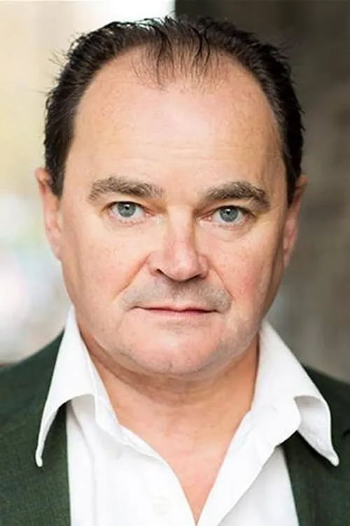 Mark Sangster interpretando a Sidney Bernstein