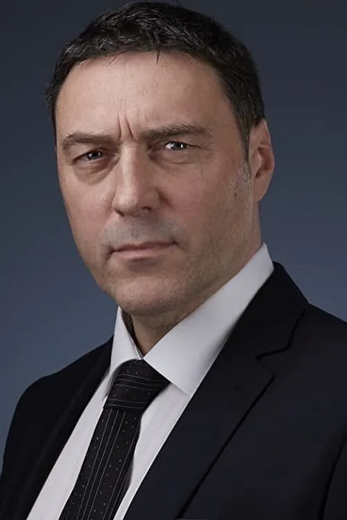 Mark Simpson interpretando a Slim