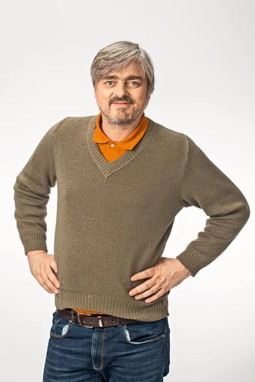 Marko Miladinovič interpretando a Esteban