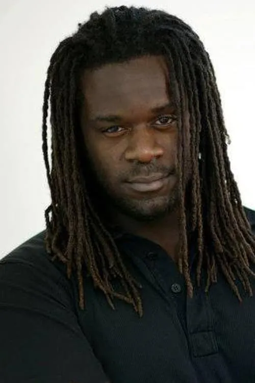 Markus Redmond interpretando a Michael Reed