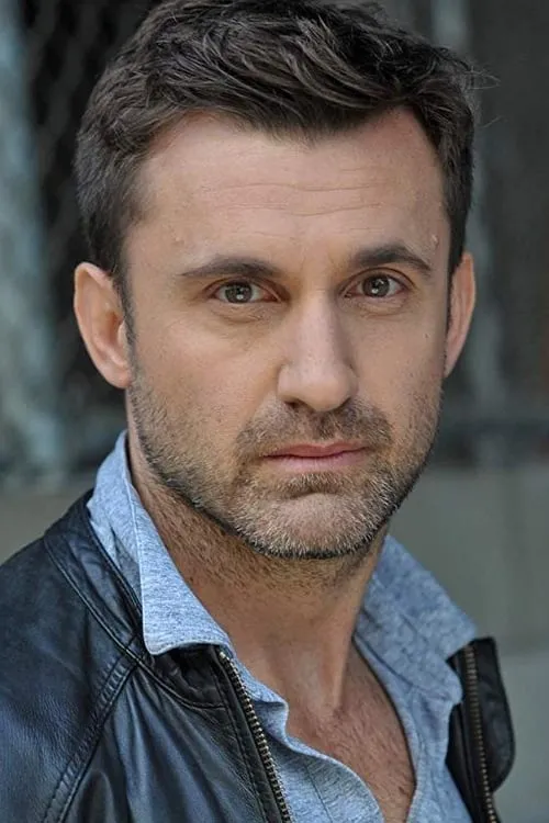 Martin Budny interpretando a Patrick