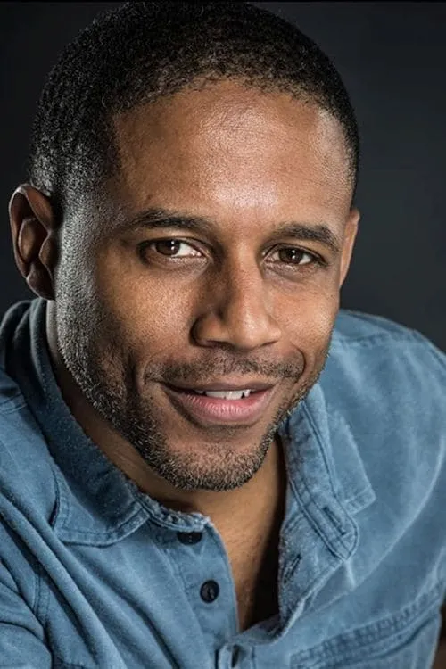 Martin Ezelle interpretando a Kevin Allen