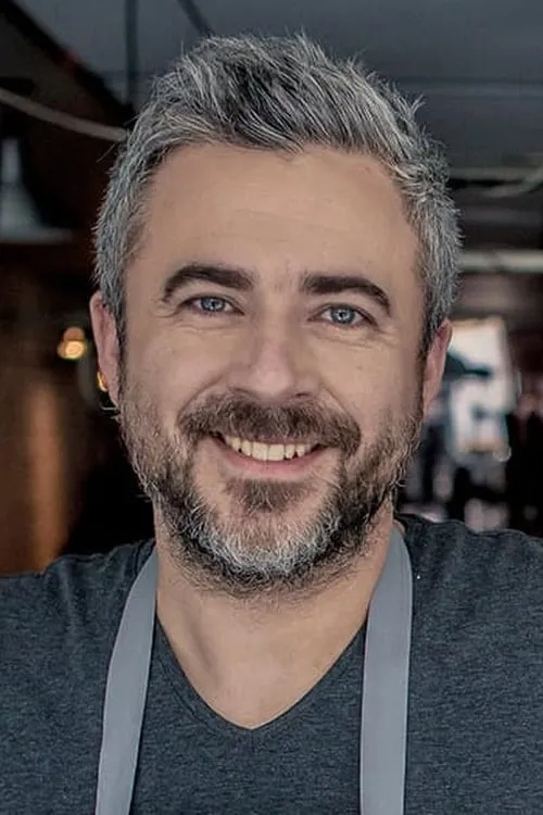 Martin Juneau interpretando a Himself