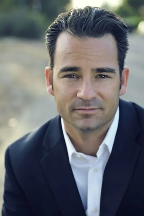 Martin Papazian interpretando a Joel