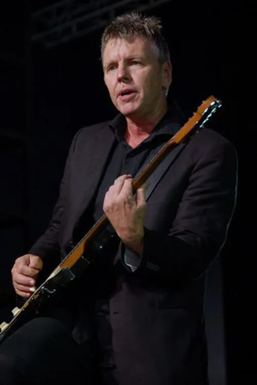 Martin Rotsey interpretando a Guitar