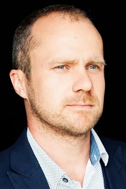 Martin Skorek interpretando a The Man from the First Floor