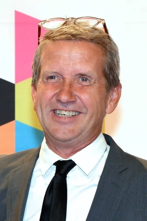 Martin Timell — personaje: Himself - Host