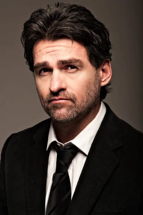 Marty Lindsey interpretando a Zodiac / Bartender