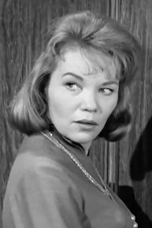 Mary Munday interpretando a Bar Hostess