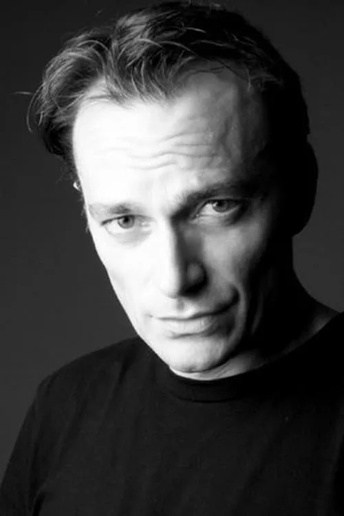 Massimiliano Amato interpretando a Tano